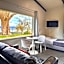 Jack & Di's Waiteti Lakefront Motel
