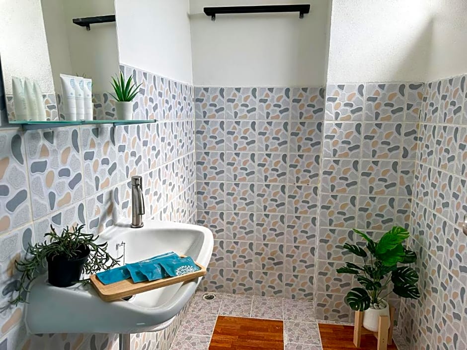 Montana Hotel & Hostel Phuket