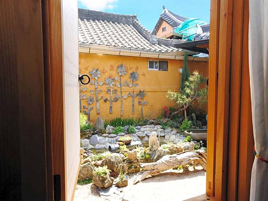 Happiness Full Hanok Guesthouse Jeonju