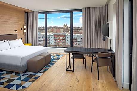 Corner King Room with Sofa Bed and Balcony - Falls Park View