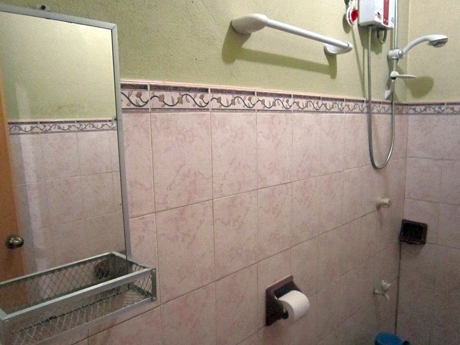 RedDoorz @ July's Haven Seaside Pension Camiguin