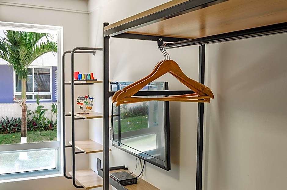 Suíte PÉ NA AREIA com PISCINA, WIFI e ESTACIONAMENTO em PONTA NEGRA