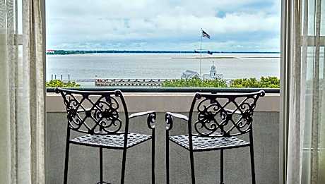 Premium King Balcony (1 King Bed)