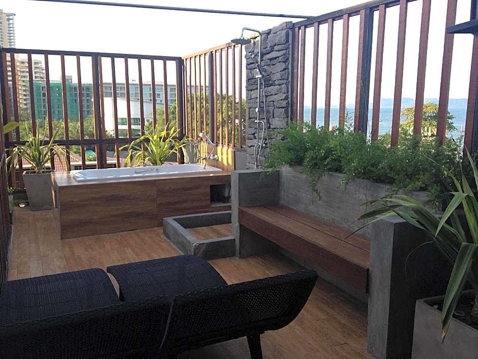 5ive Beach House Hotel