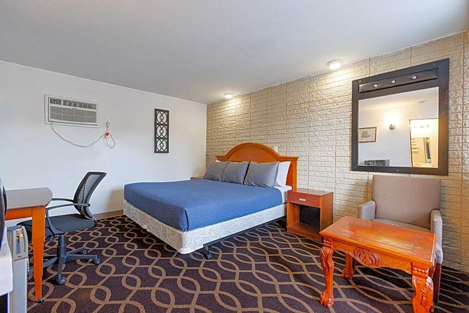 Photo 1 of 10 of 1 King Bed, Nonsmoking