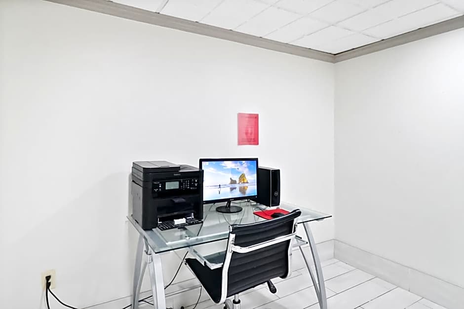 Red Roof Inn & Suites Fayetteville-Fort Bragg