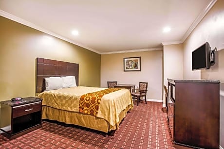 1 Queen Bed, Smoking