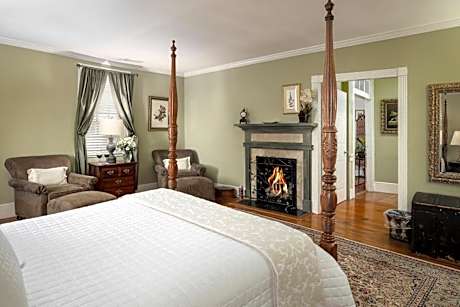 Deluxe Queen Suite