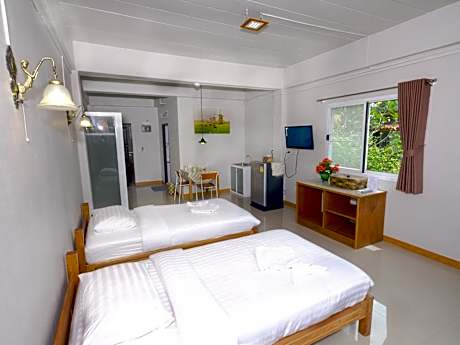 TWIN BED GARDEN VIEW