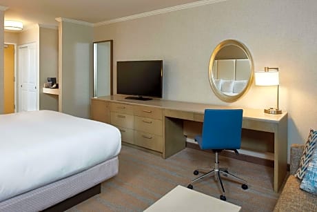 1 King Mobility Access W/ Ri Shwr No Smok