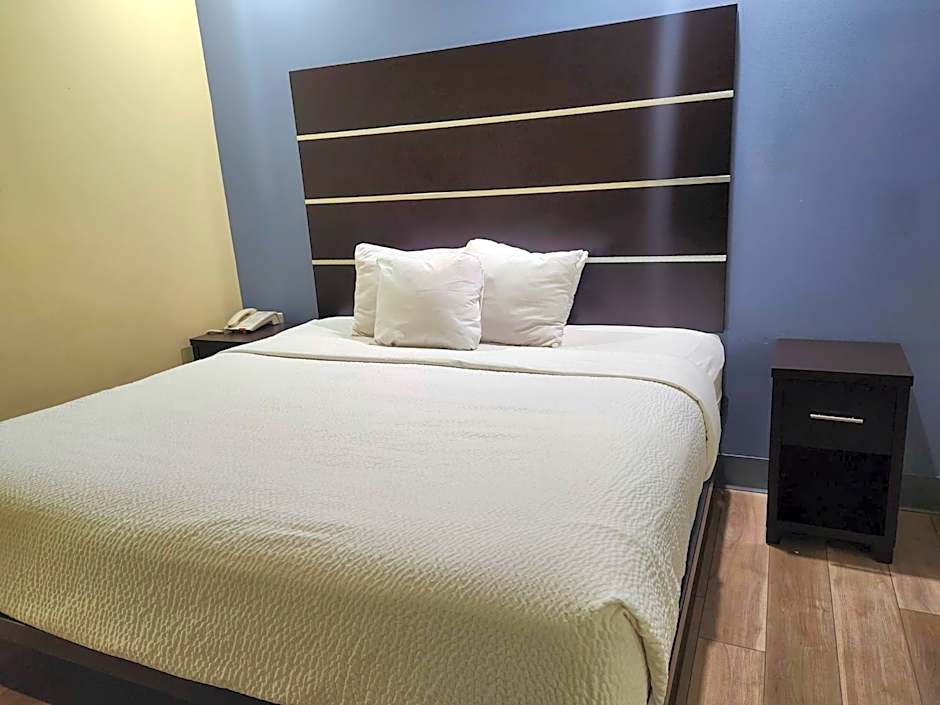 Photo 1 of 7 of 1 King Bed, Accessible, Roll in Shower