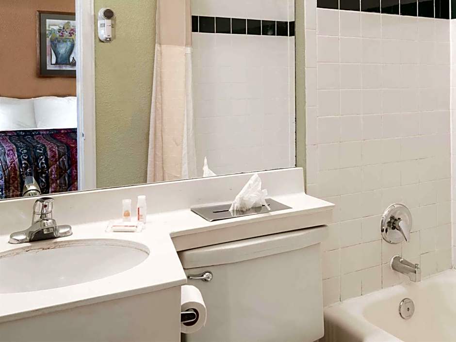 Days Inn by Wyndham Henrietta/Rochester Area