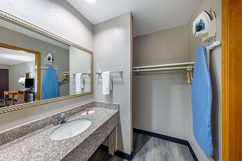 Super 8 by Wyndham Kansas City Airport North