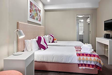 NewQuay Two-Bedroom, Two-Bathroom Apartment with Marina View