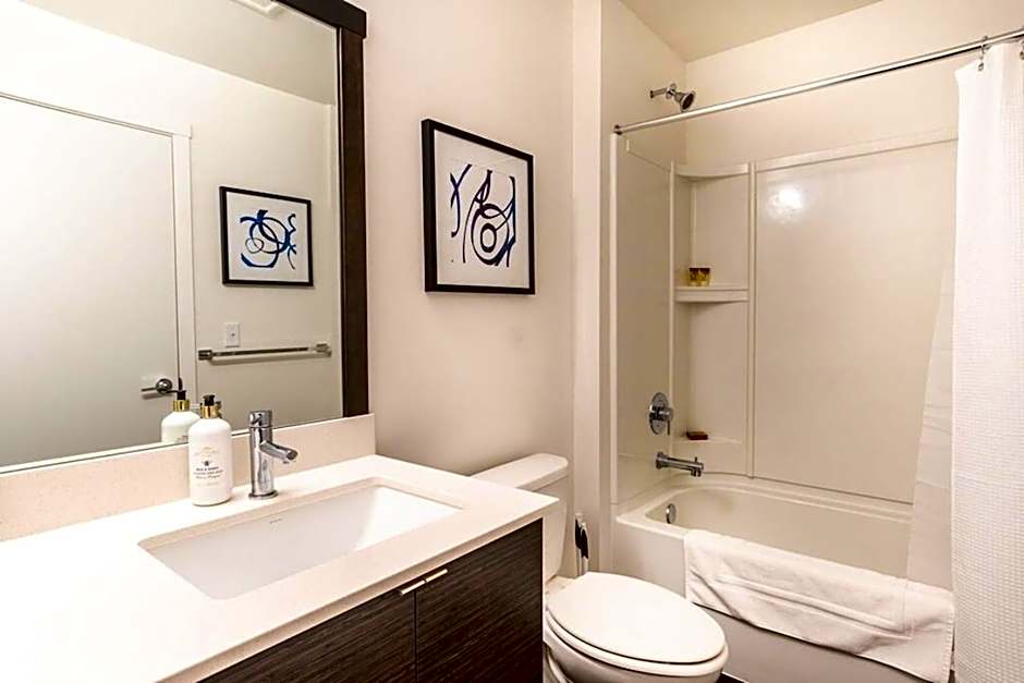 Paid Garage Parking- King Bed-balcony Wd 55" Tv