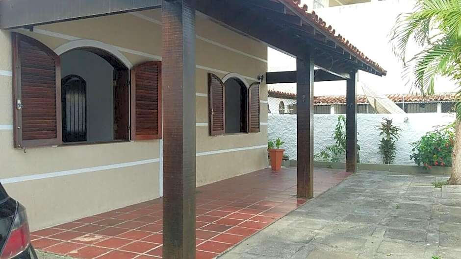 CASA 7 qts sendo 4 suites, Piscina Churrasqueira 200 m praia Anjos