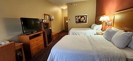 2 queen beds nonsmoking,hdtv/free wi-fi/refrigerator/microwave/,easy chair/work area