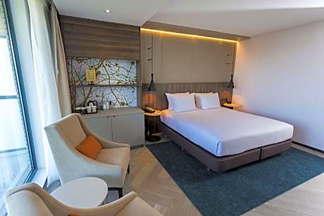 Accessible Guest Room Free Wifi/sofa Bed/34sqm/private Balcony Mini-fridge/coffee-tea Facilities/saf