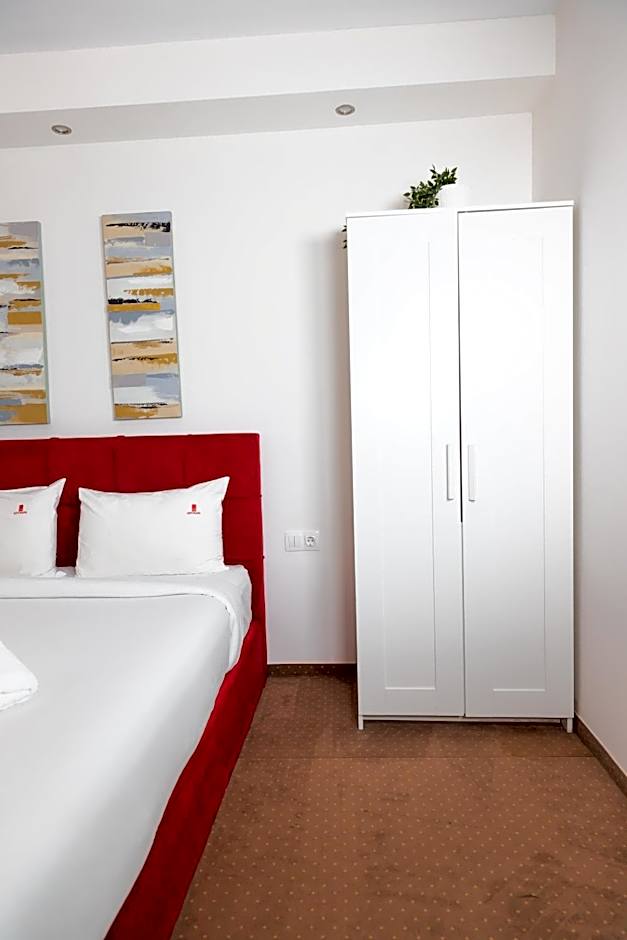 City Plaza Apartments & Rooms