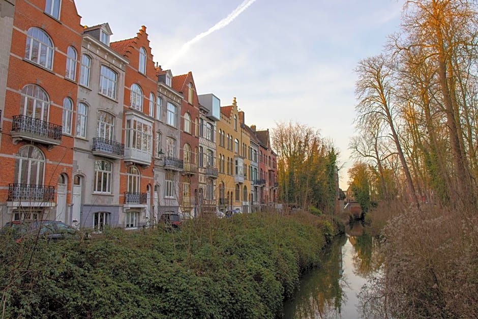 PLANT BASED b&b central Bruges