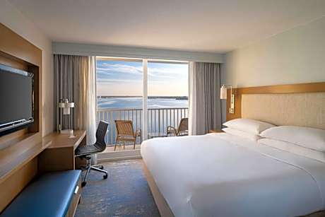 1 Bedroom 2 room Suite, 1 King, Sofa Bed, High Floor, Waterfront View, Balcony