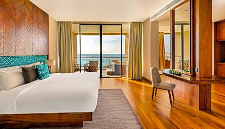 Jacuzzi Suite - Complimentary sundowner cocktail from 4:30 to 5:30 pm