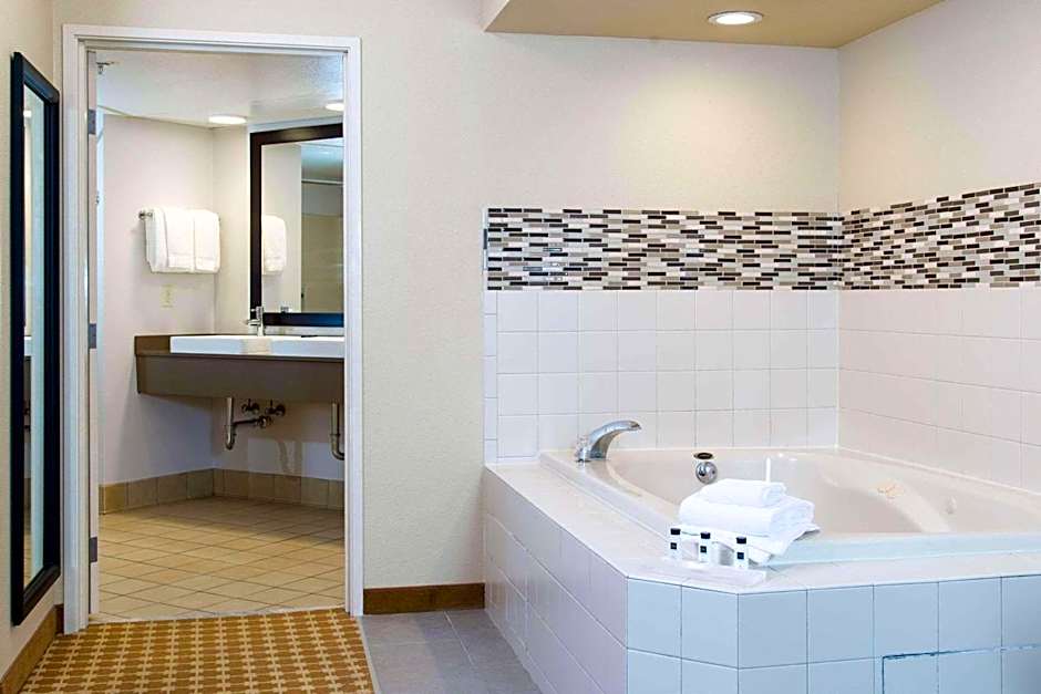 Country Inn & Suites by Radisson, Milwaukee West (Brookfield), WI