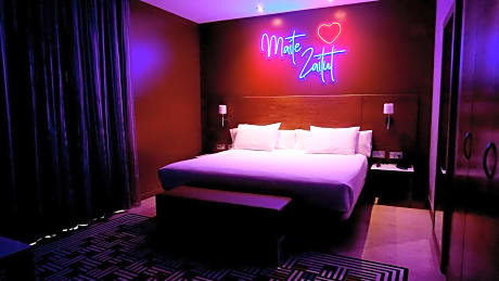 NEON ROOM (1 King Bed)
