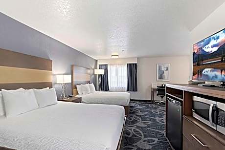 3 Queen Beds Non-Smoking Microwave And Refrigerator Wi-Fi Full Breakfast