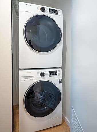 Deluxe Studio King Accessible