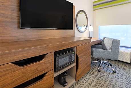 1 King Mobility Access With Tub Nonsmoking