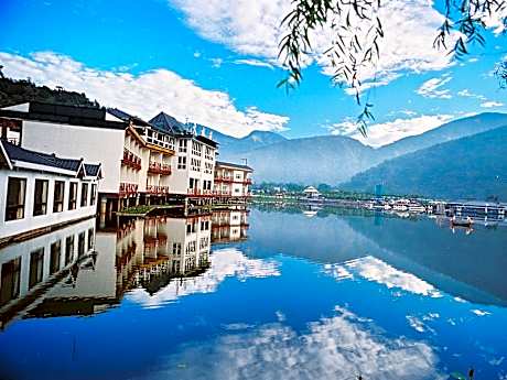 Lakeside Resort Hotel