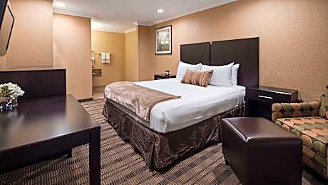 1 King Bed Mobility Accessible Roll In Shower Non-Smoking Full Breakfast