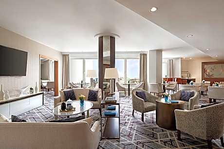 One-Bedroom Junior Twin Suite - Club Lounge Access