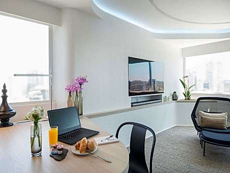 Design Suite with One King Bed and Bathtub - High Floor