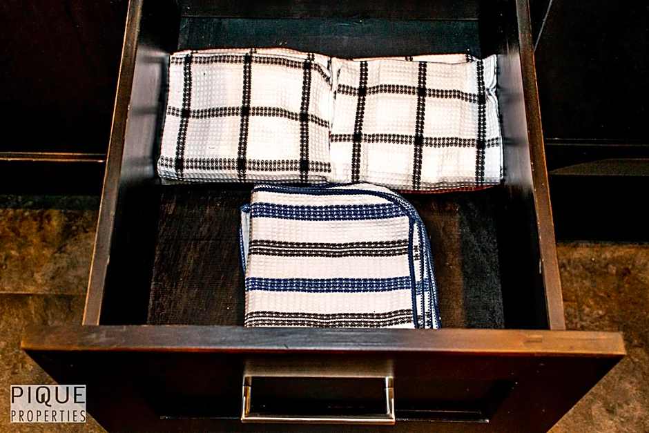 Stunning Modern Suite - King Bed - Free Parking & Netflix - Fast Wi-Fi - Long Stays Welcome