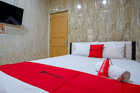 RedDoorz near Kendari Beach 2