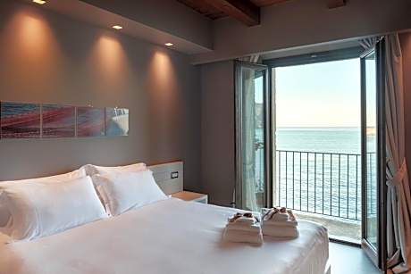 Deluxe Room with Balcony and Sea View