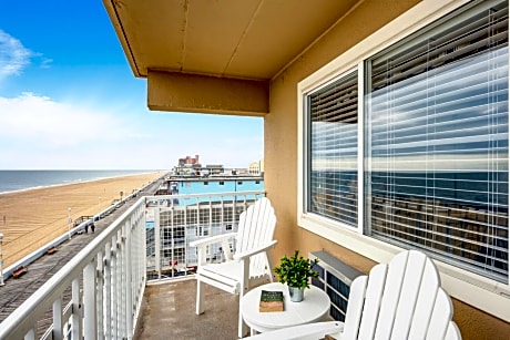 King Studio w/ Sofa Bed Oceanfront