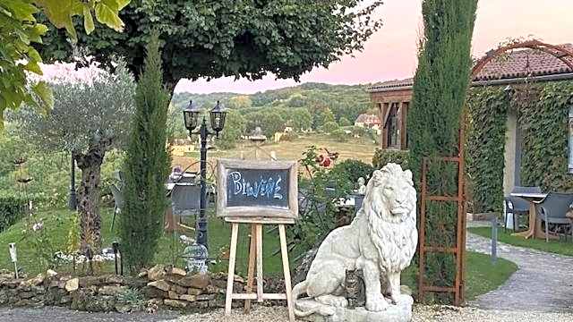 Hôtel Bien-Être Aux Cyprès de Marquay-Calme et élégance-Laissez-vous porter par une ambiance chaleureuse où chaque instant compte-Découvrez un havre de paix où nature et confort se marient pour vous offrir une expérience unique- Réservez dès aujourd'hui !