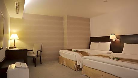 Deluxe Family Room - No Window