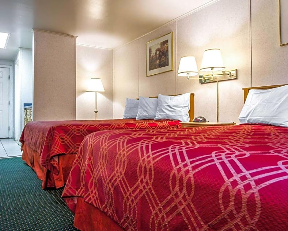 Rodeway Inn & Suites Brunswick near Hwy 1