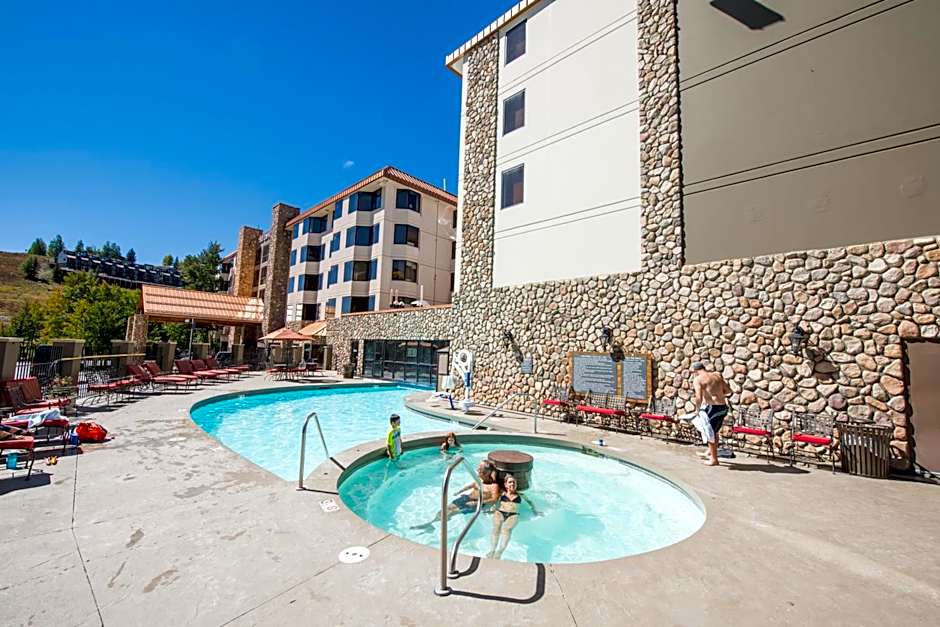 The Grand Lodge Hotel and Suites