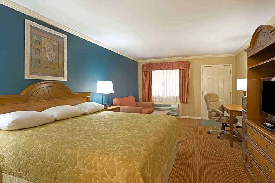 Super 8 by Wyndham Covington
