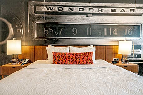 1 King Bed Standard Comm Accessible