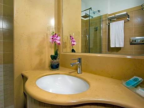 Standard Queen Room - Non-Smoking