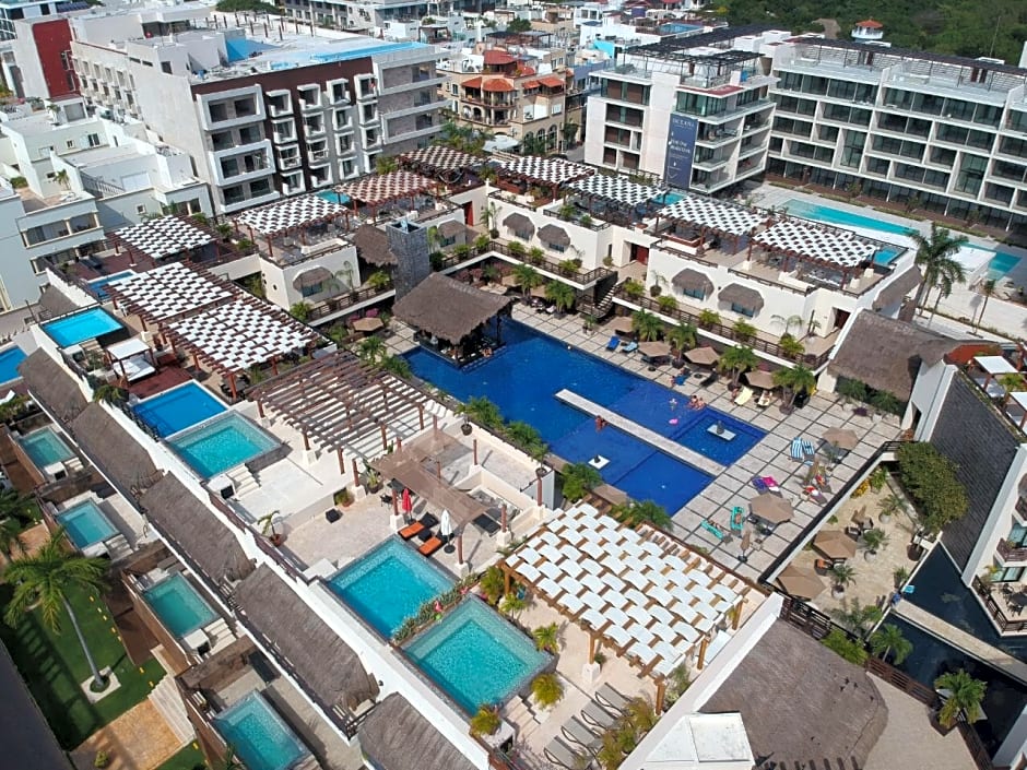 Aldea Thai by oceanfront