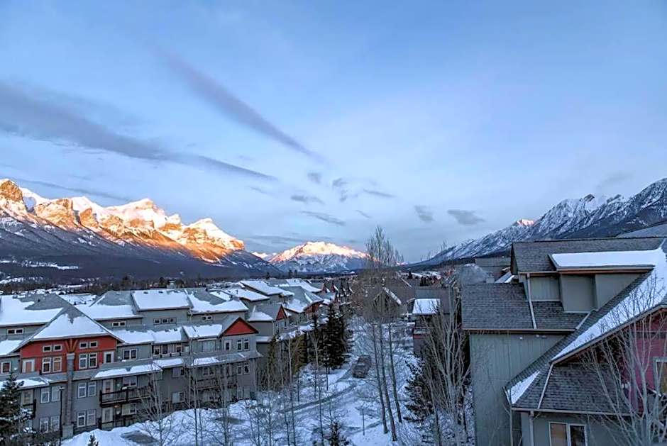 Magnificent Mountain Penthouse - Hot Tub & Pool managed by Little Sister Getaways