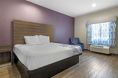 King Room with Roll-In Shower - Mobility Access