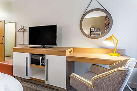 1 King Bed Nonsmoking